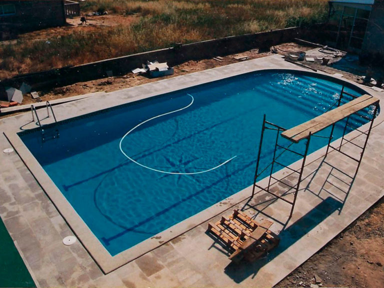 Piscina de 12x6 con escalera romanica y dibujo gresite rosa de los vientos, Verín